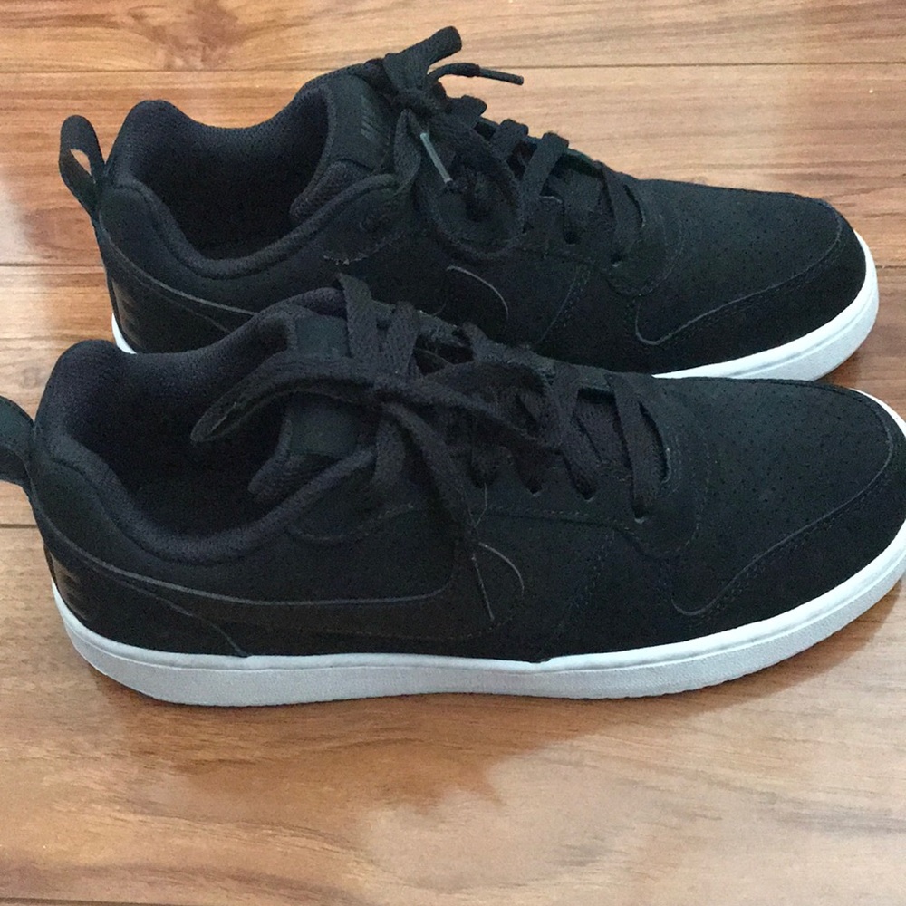 Black nike shoes